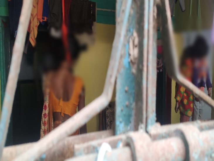 पति ने खिड़की से झांक कर देखा तो पत्नी और दोनों बच्चों के शव फांसी से लटके हुए थे।
