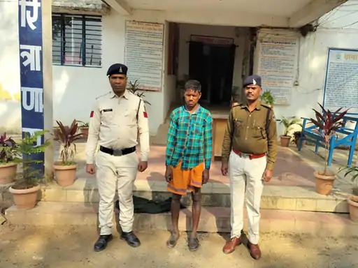 पुलिस ने आरोपी बेटे को गिरफ्तार कर लिया है।