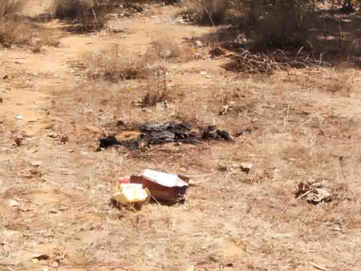 लाश के पास ही केक का टुकड़ा और बैग मिला है।