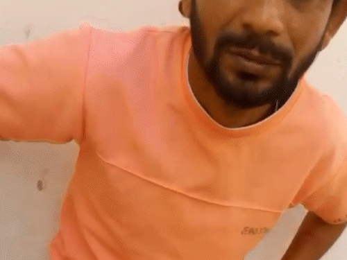 हिस्ट्रीशीटर मुकेश गुप्ता चोट दिखाते हुए वीडियो में प्रहरी पर पिटाई का आरोप लगा रहा है। - Dainik Bhaskar