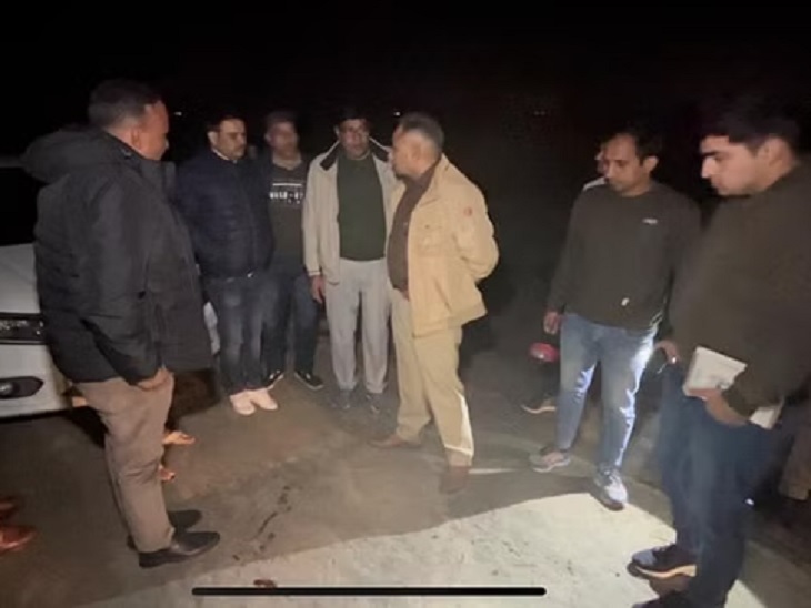 खरखौदा में बरोणा रोड पर हुई मुठभेड़ के बाद मौके पर पहुंचे पुलिस अधिकारी जांच करते हुए। - Dainik Bhaskar