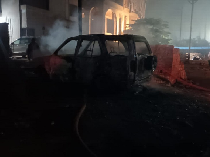 आग से गाड़ी पूरी तरह जली