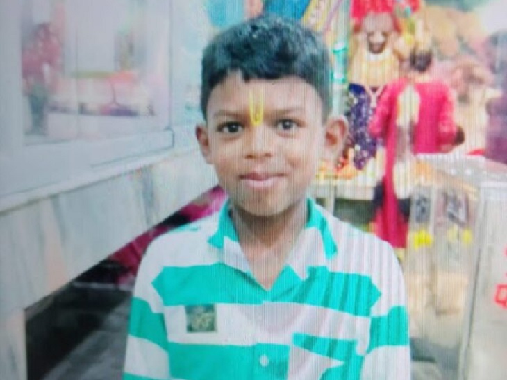 तालाब में डूबा बच्चा - Dainik Bhaskar