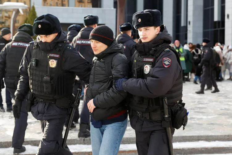 तस्वीर में पुलिस रूस की राजधानी मॉस्को में प्रदर्शन के दौरान लोगों को हिरासत में लेती दिख रही है।