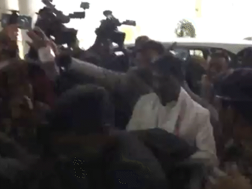 पहले ED हेमंत सोरेन को विधानसभा लेकर पहुंची। फिर बस से सत्तापक्ष के विधायक असेंबली पहुंचे। - Dainik Bhaskar