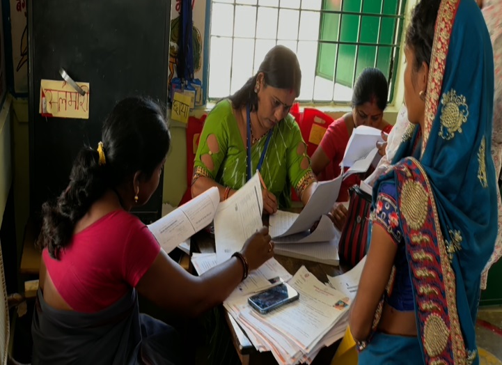 दुर्ग में योजना के का फार्म जांच करती महिलाकर्मी।