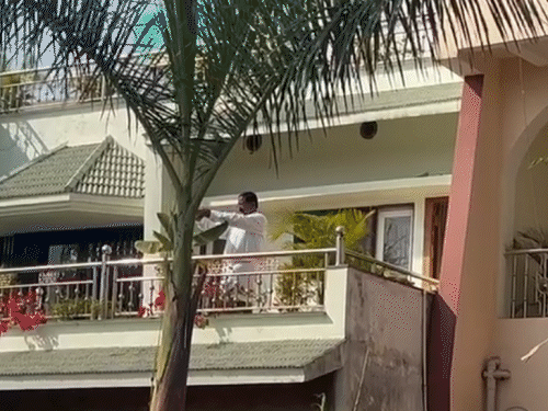 शनिवार को पूर्व मंत्री सूर्य को अर्घ्य देते दिखे थे, इस दौरान घर में IT की कार्रवाई जारी थी।