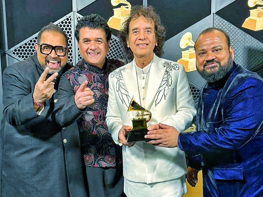 शक्ति बैंड के आर्टिस्ट (बाएं से)- शंकर महादेवन, वॉयलनिस्ट गणेश राजगोपालन, जाकिर हुसैन और वी सेल्वागणेश। - Dainik Bhaskar