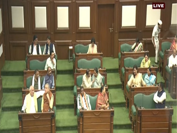 सदन में राज्यपाल का इंतजार करते विधायक।