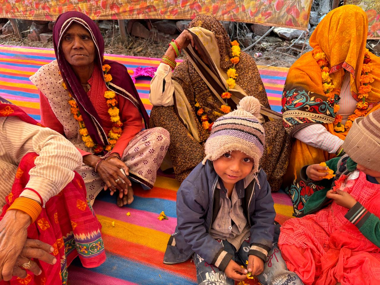 महापड़ाव पर अनशन पर बैठी महिलाएं।
