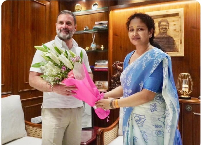 राहुल गांधी हेमंत सोरेन के आवास पहुंचे उन्होंने कल्पना सोरेन से मुलाकात की