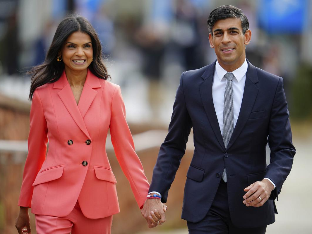 ऋषि सुनक ने साल 2009 में अक्षता मूर्ति से शादी की थी। इंफोसिस में अक्षता के पास 0.91% की हिस्सेदारी है। - Dainik Bhaskar