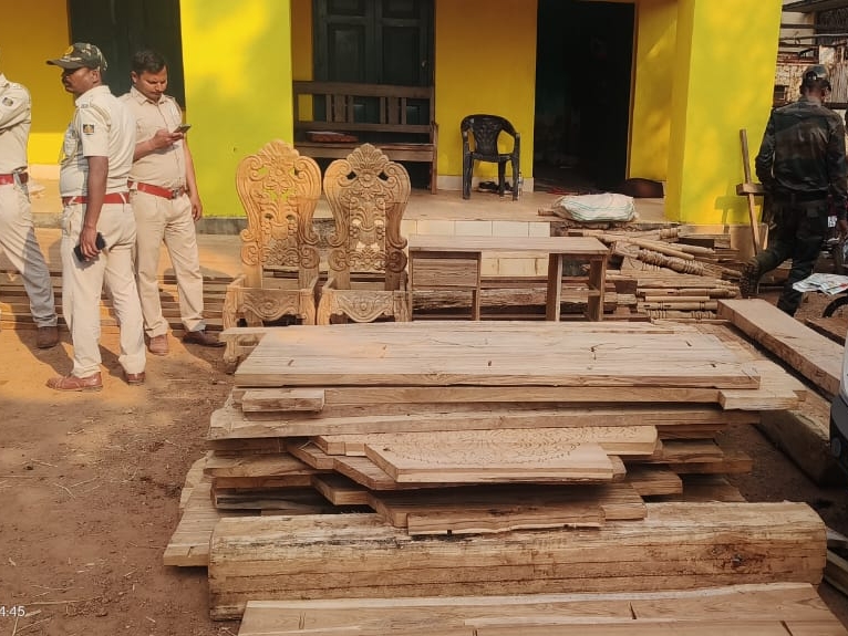 कई घरों में छापेमारी कर सागौन के लाखों रुपए के चिरान व फर्नीचर बरामद किए थे।