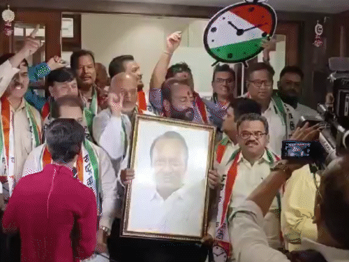 चुनाव आयोग के फैसले के बाद मुंबई में NCP कार्यालय में अजित पवार के समर्थकों ने जश्न मनाया। - Dainik Bhaskar