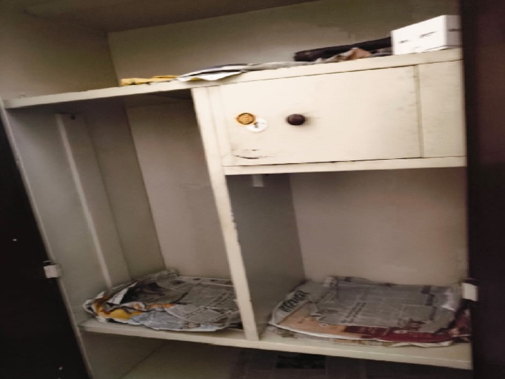 चोरों ने अलमारी का लॉकर तोड़कर सामान बिखेर दिया था।