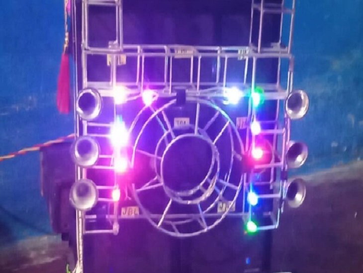 प्रतिबंध के बाद भी बेधड़क बज रहे DJ और साउंड सिस्टम।