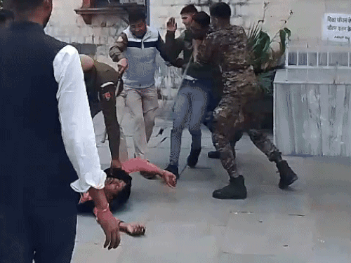 पुलिस फोर्स ने छात्रों को बलपूर्वक धरनास्थल से घसीटते और टांगाटोली करके जीप में डालकर गांधी नगर थाने ले गए।
