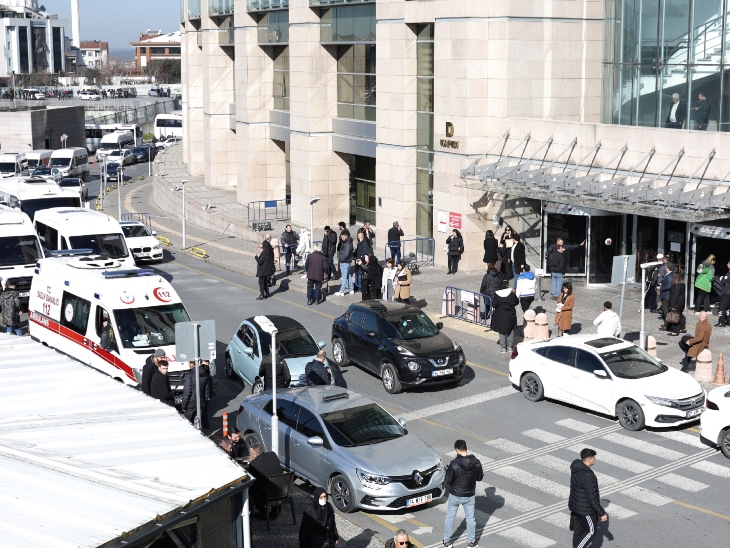 इस्तांबुल के कोर्ट के बाहर तैनात सुरक्षाबल और एंबुलेंस।