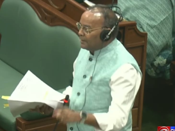 अजय चंद्राकर ने तेलीबांधा से VIP रोड तक सौंदर्यीकरण में भ्रष्टाचार का मुद्दा उठाया।