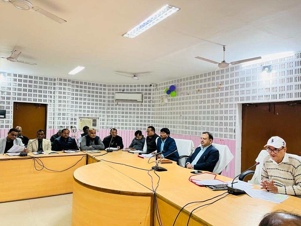 डीएम रविंद्र कुमार ने कलेक्ट्रेट सभागार में बैठक। - Dainik Bhaskar