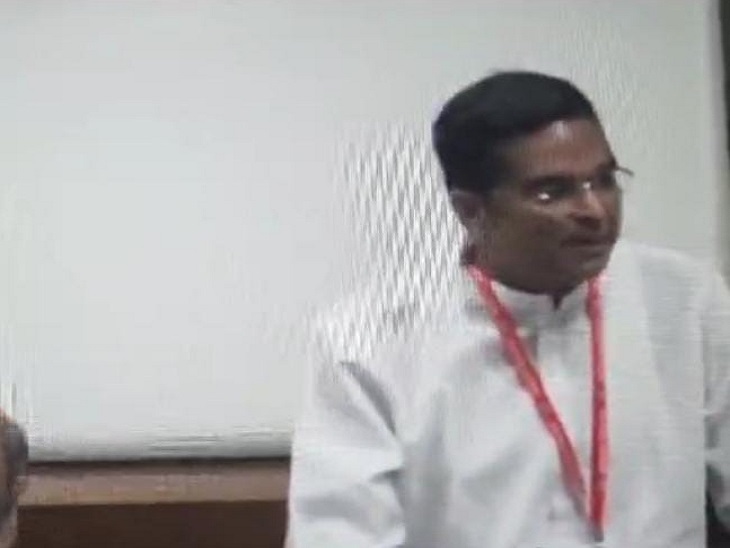 विधायक रिकेश सेन विधानसभा में सवाल पूछते हुए।