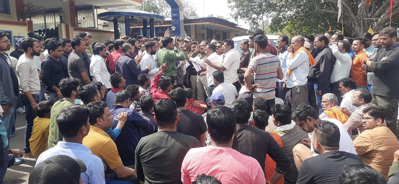 Hoshangabad SPM Mill Junior Technician Death Controversy Security