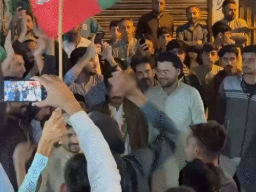 कराची, पेशावर समेत कई शहरों में PTI समर्थक गुरुवार देर रात से ही जश्न मना रहे हैं।