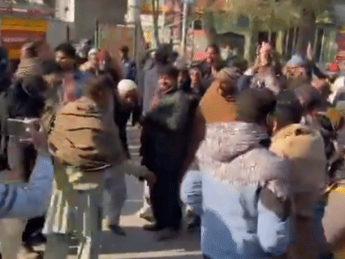 वीजराबाद में PTI समर्थक जल्द नतीजे घोषित करने की मांग को लेकर प्रदर्शन कर रहे हैं।