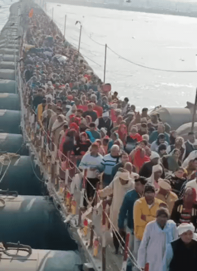 पीपा पुल से होते हुए लाखों की संख्या में श्रद्धालु घाट पर पहुंचे हैं।