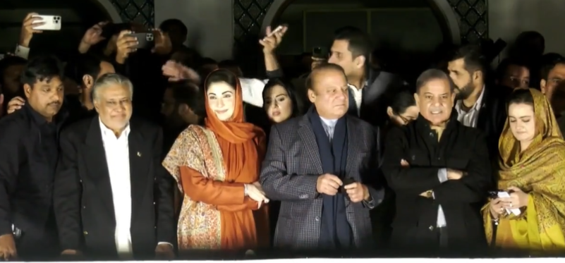 नवाज के साथ पूर्व प्रधानमंत्री शाहबाज शरीफ भी हैं।