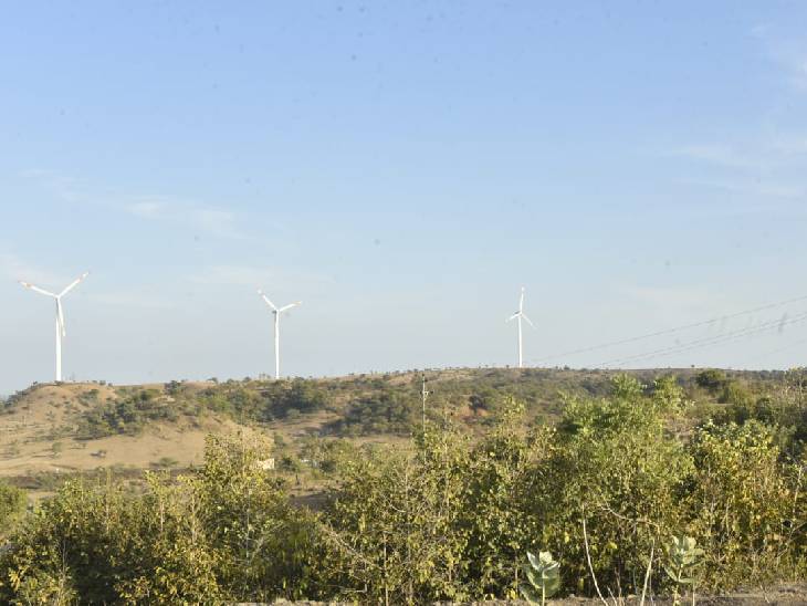 नगर निगम ने नीमच में विंड और सोलर लगाया है।