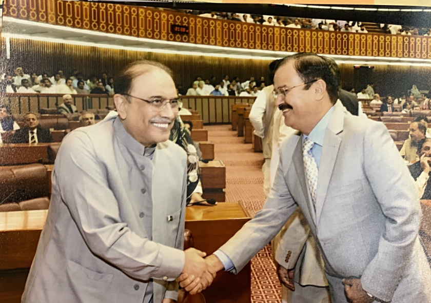 तस्वीर हिंदू उम्मीदवार महेश मलानी (दाएं) और आसिफ अली जरदारी की है।