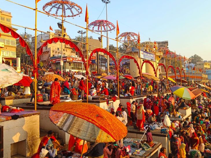 मौनी अमावस्या पर्व पर काशी के गंगा घाटों पर श्रद्धालुओं की उमड़ी भीड़।