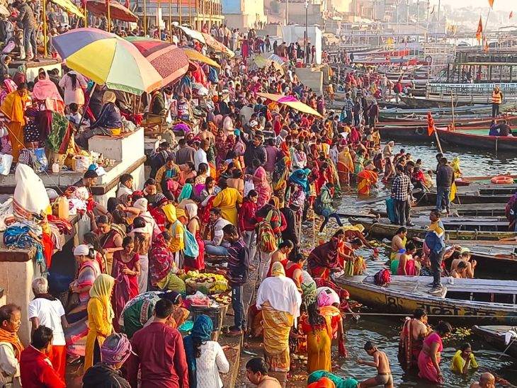 मौनी अमावस्या पर काशी के घाटों पर दान-पुण्य चल रहा है।