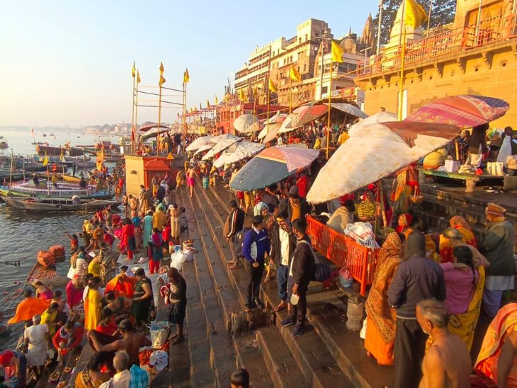 काशी में गंगा घाट पर बड़ी संख्या में श्रद्धालु पूजा करवा रहे हैं।