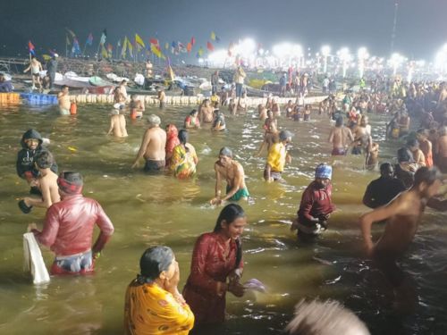 संगम पर सुबह 3 बजे से ही स्नान शुरू हो गया था।