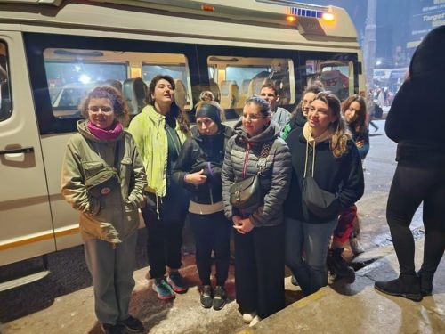 प्रयागराज में इटली से टूरिस्ट स्नान के लिए संगम पहुंचे हैं।