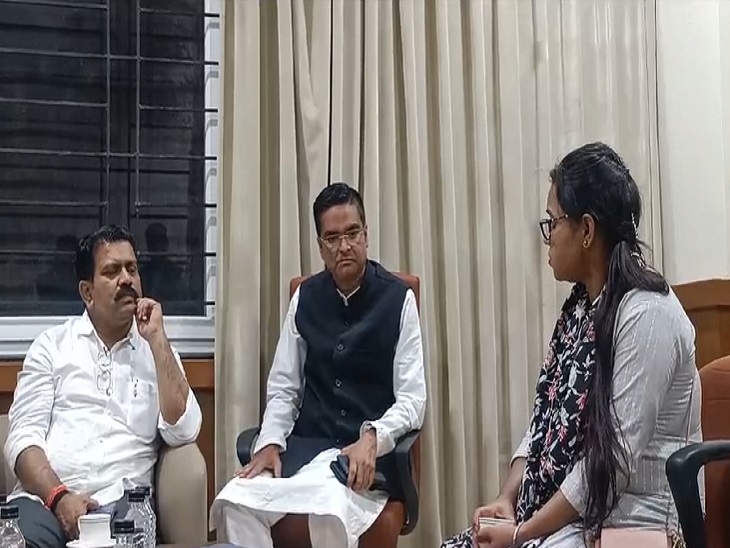 उपमुख्यमंत्री विजय शर्मा और विधायक रिकेश सेन ने दीपिका से बातचीत की।