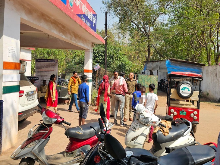 बच्चों के साथ पुजारी की शिकायत लेकर थाने पहुंचे परिजन। - Dainik Bhaskar