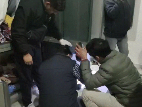 मौके पर पहुंची पुलिस ने कमरे की बारीकी से जांच की।