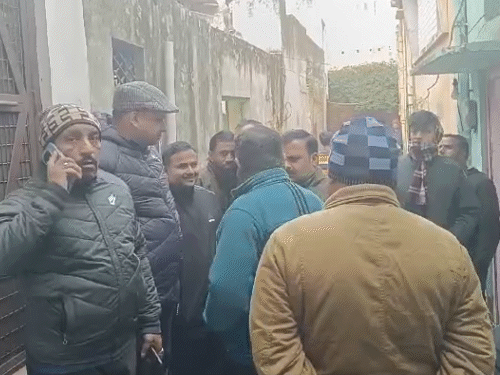 घर के बाहर लोगों की भीड़ लगी हुई है।