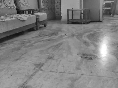 इसी कमरे में दोनों के शव मिले हैं। कमरे में खून भी बिखरा हुआ है।