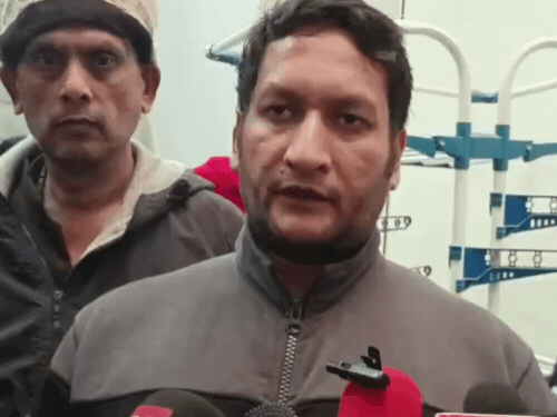 मृतक के बेटे ने बताया कि घर का सारा सामान बिखरा हुआ है। अलमारियां सारी खुली पड़ी है।