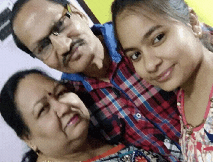 यह फोटो मृतक योगेश चंद्र और उनकी बेटी की है। पत्नी की कोरोना काल में पहले ही मौत हो चुकी है।