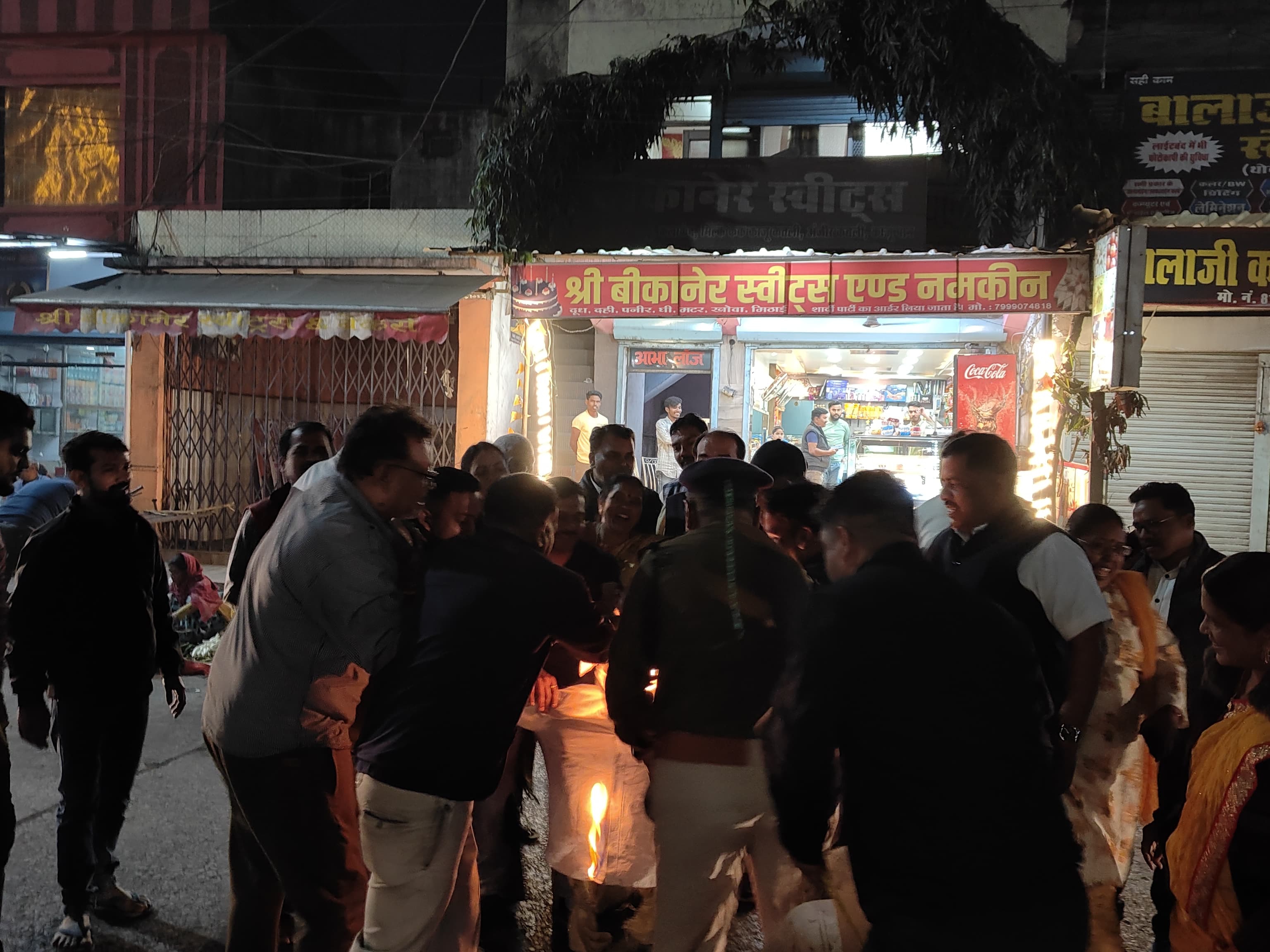 पुतला दहन करते भाजपा कार्यकर्ता व अन्य