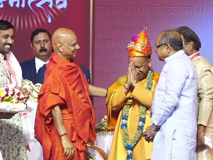 साधु-संतों ने CM योगी का स्वागत किया।