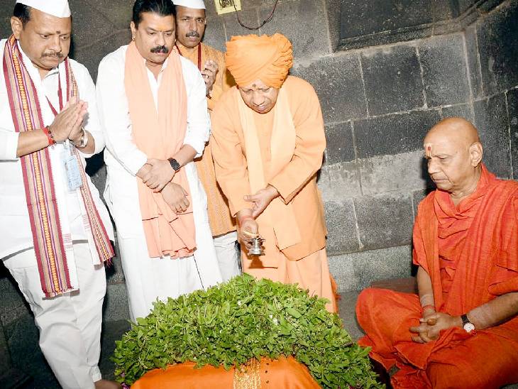 पुणे के श्री ज्ञानेश्वर महाराज संजीवन समाधि मंदिर में पूजा-अर्चना करते CM योगी आदित्यनाथ।