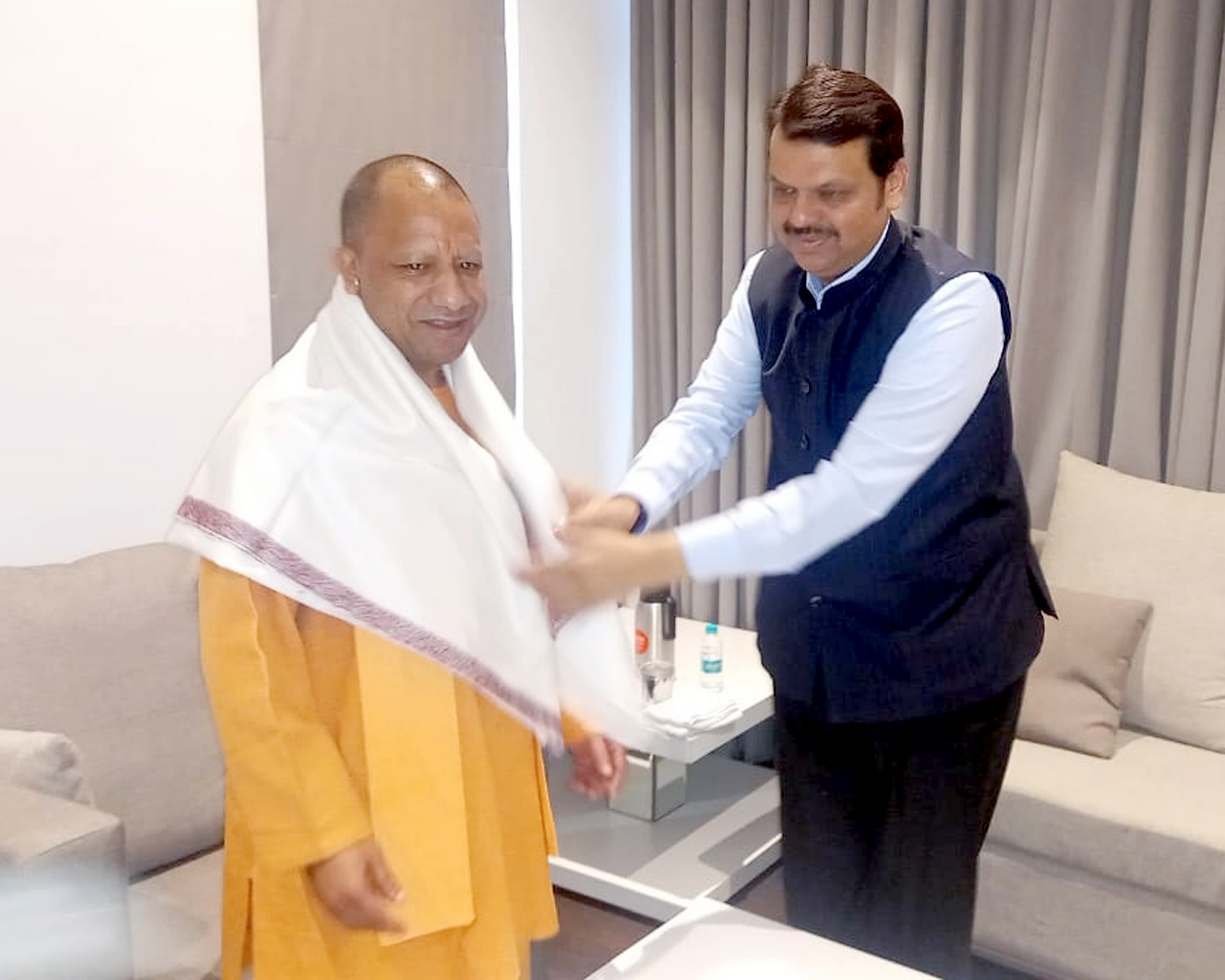 महाराष्ट्र के उप मुख्यमंत्री देवेंद्र फडणवीस ने UP के सीएम योगी आदित्यनाथ का स्वागत किया।