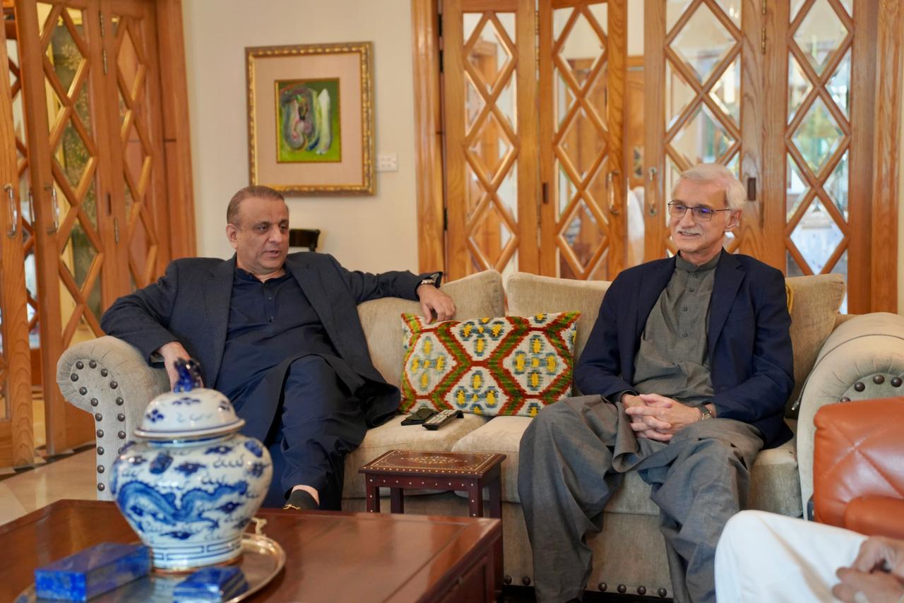 जहांगीर खान तरीन (दाएं) के साथ अलीम खान। ये दोनों सियासतदान पाकिस्तान के सबसे अमीर कारोबारियों में शुमार हैं। (फाइल)