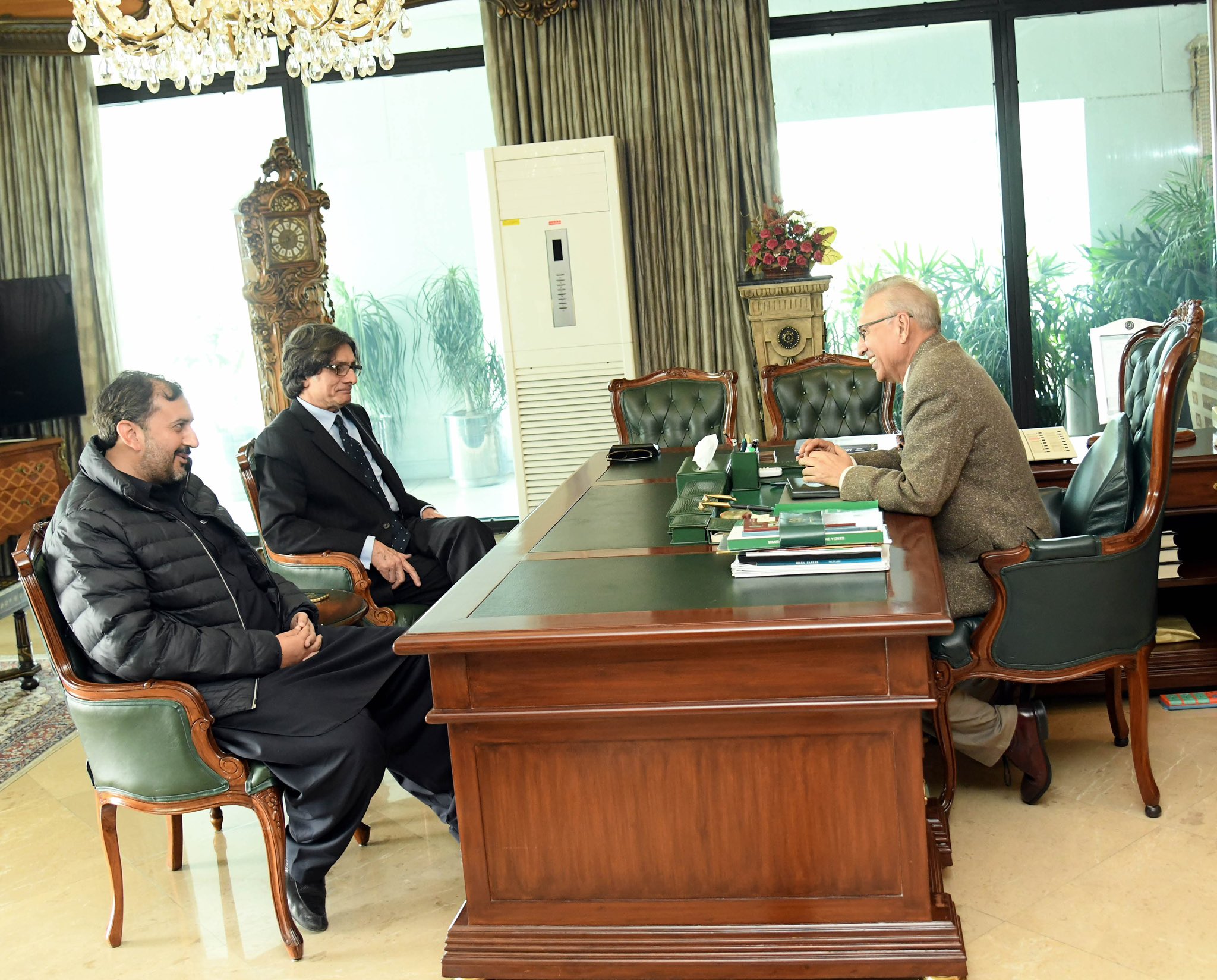 सोमवार शाम प्रेसिडेंट आरिफ अल्वी के सामने बैठे PTI के नेता।